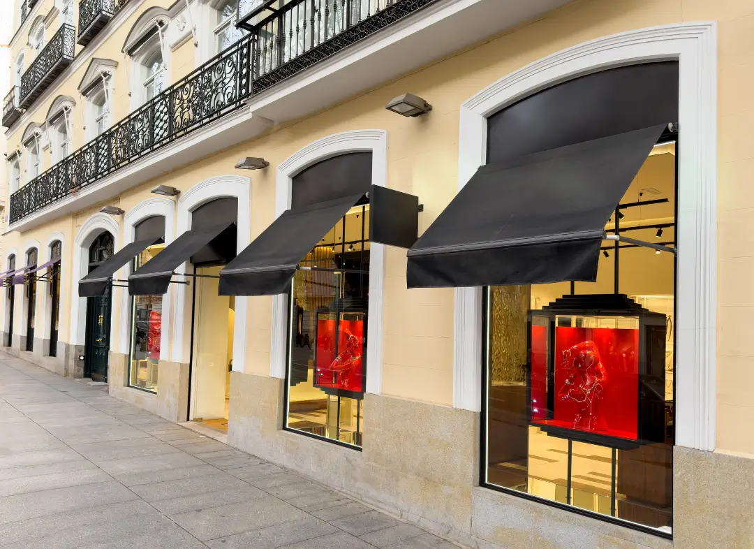 Façade vitrine de magasin en aluminium sur mesure à Opio
